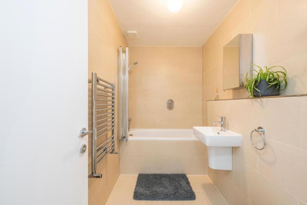 Luxury 4 Bedroom Flat With Stunning Shard View From Terrace In Central London! Next To Station, Sleeps 9 الغرفة الصورة