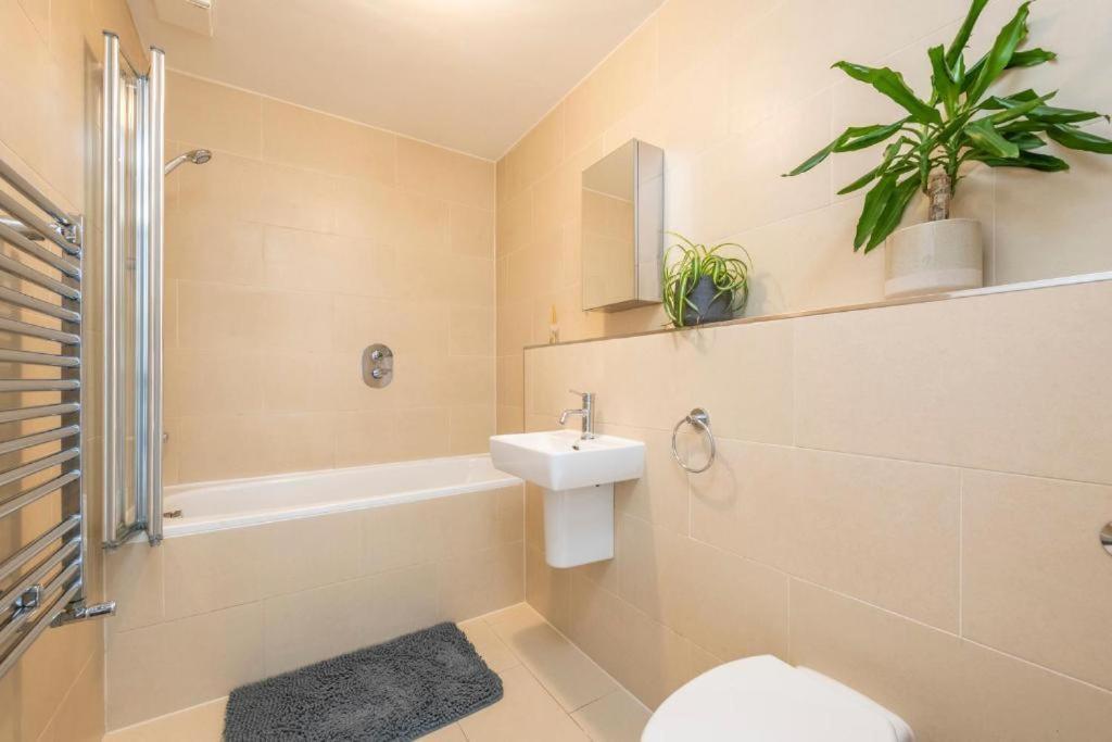 Luxury 4 Bedroom Flat With Stunning Shard View From Terrace In Central London! Next To Station, Sleeps 9 الغرفة الصورة