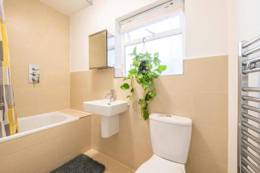 Luxury 4 Bedroom Flat With Stunning Shard View From Terrace In Central London! Next To Station, Sleeps 9 الغرفة الصورة